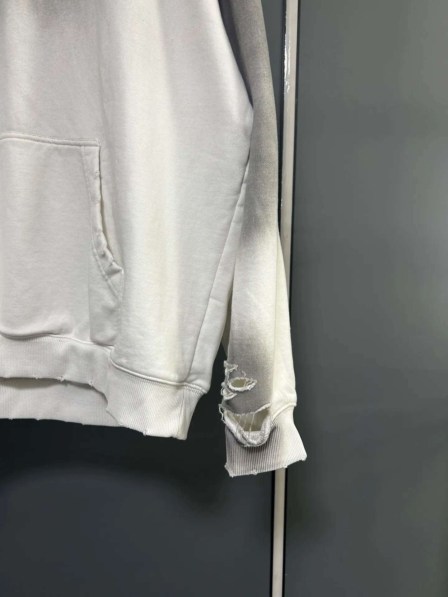 P310 𝗖𝗵𝗿𝗼𝗺𝗲 𝗛𝗲𝗮𝗿𝘁𝘀/Cro Heart 2025 Cross Patch Embroidery Summer New Original Single Counter American Acid Washed Distressed Laser Burnt Patch Embroidery Couple Casual Hooded Sweatshirt 👑The highest version! Customized fabric 440g tripe terry fabric! American acid-washed and distressed original fabric laser burnt ✟appliqué embroidery and exquisite embroidery of letters! The best-selling model at the counter. It is very comfortable to wear. It is low-key yet luxurious. It is very classy when worn. The large size and tailoring are needless to say. The upper body is exquisite and vivid. 👍High-end first-class materials. A truly palace-level product. The cotton from Turkey is of outstanding quality. After heavy washing, the clothes are very soft! Not picky, the upper body is absolutely stylish and extremely luxurious. Auxiliary materials: The original model has been authenticated and labeled ➕100% silk washed with water label. Genuine purchase-grade original hangtag➕matching hanging rope➕3D hanging beads➕original packaging bag. Craftsmanship: The original version has consistent wiring! The highest version of the armhole matching technique! Countless times of pattern making to 100% restore the original appearance! The correct version is the same for men and women, super eye-catching, super good-looking, and super atmospheric! Color: black, white and gray Size, XS S M L